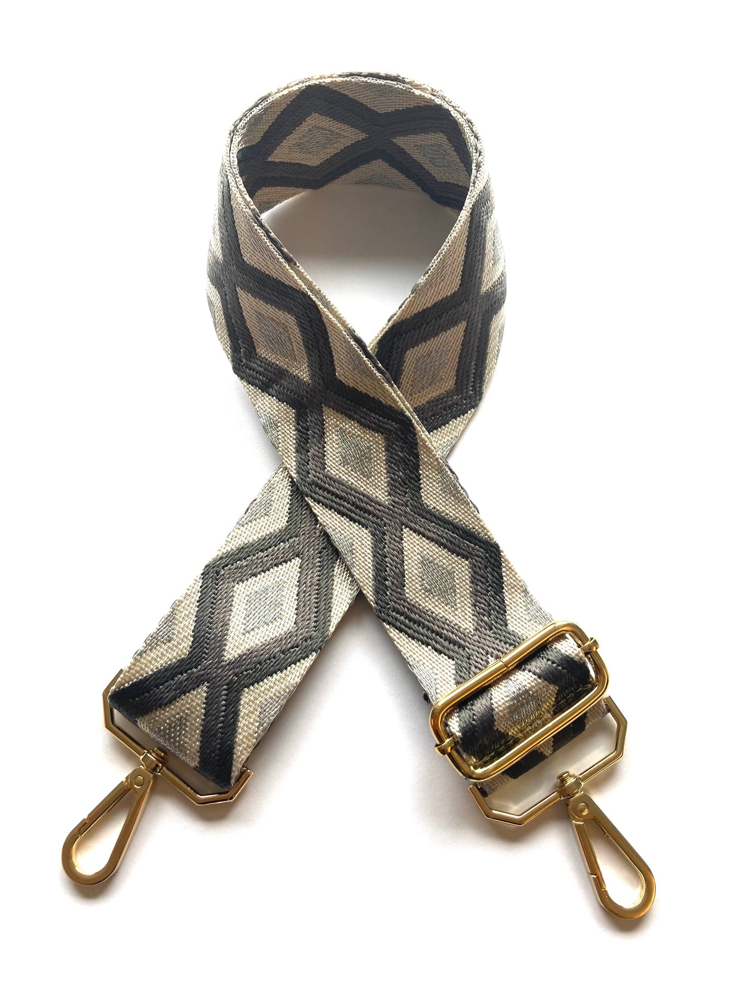 Adjustable length buckle detail on 5 cm diamond-pattern strap.