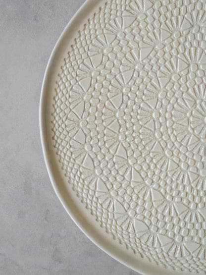 Crochet beige cake plate