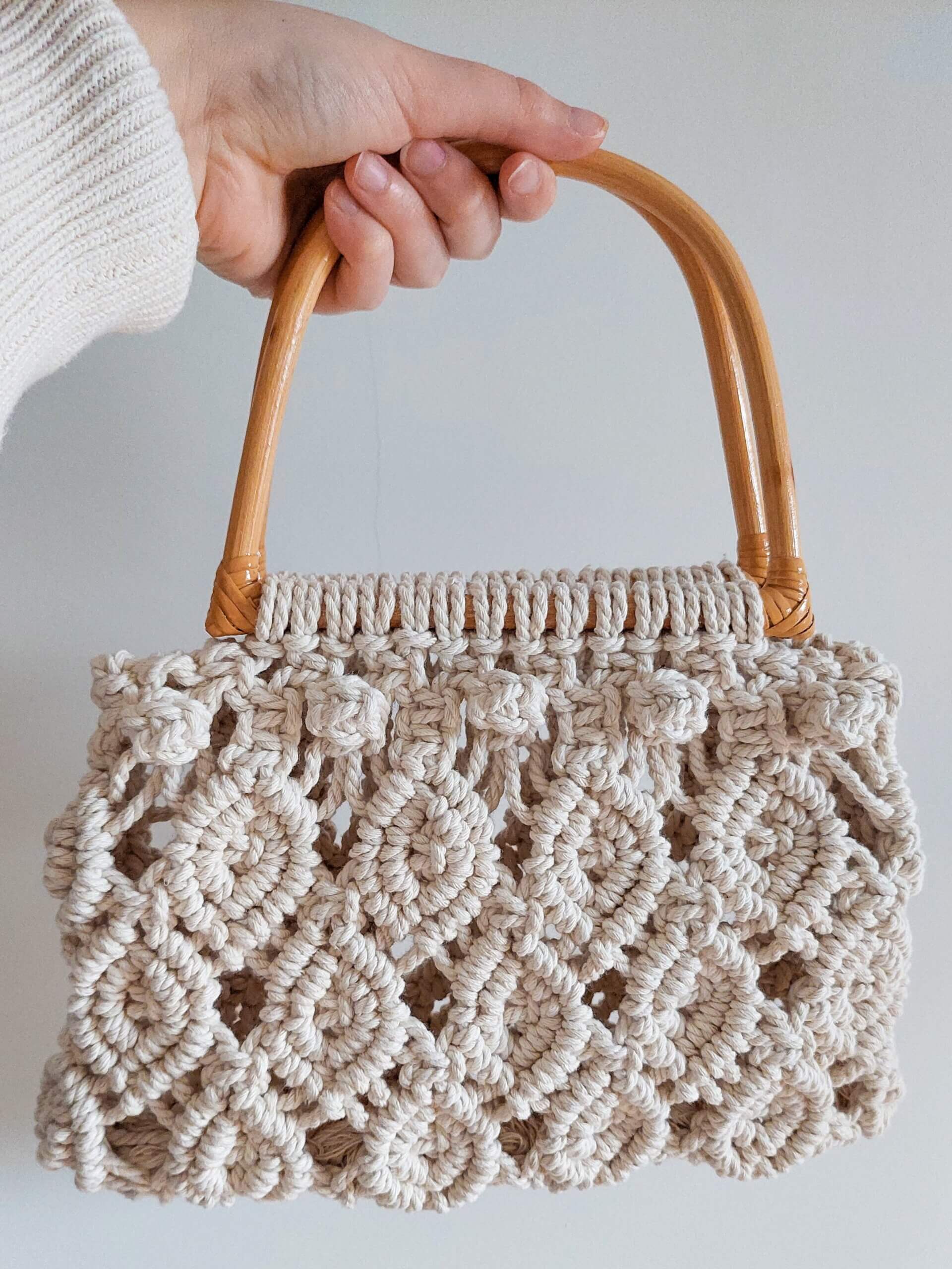 Macrame hand bag in white yarn